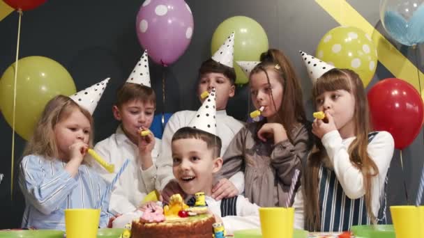 Kinder feiern Geburtstagsparty im Spielzimmer — Stockvideo