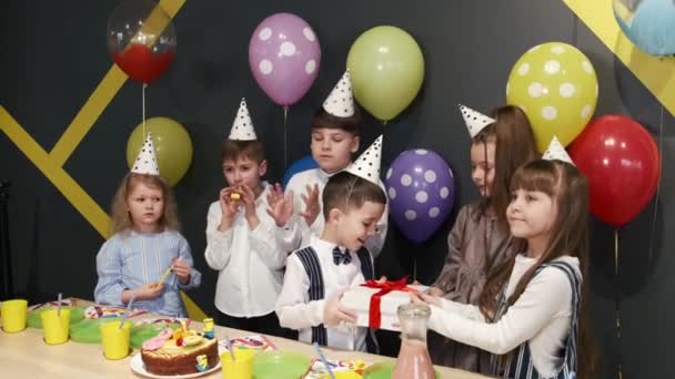 Niños celebrando fiesta de cumpleaños en una sala de juegos — Vídeo de stock