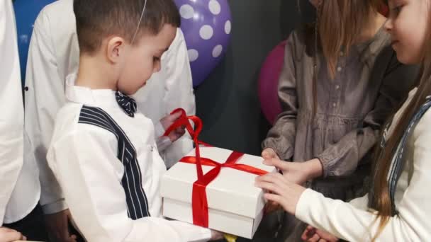 Niños celebrando fiesta de cumpleaños en una sala de juegos — Vídeos de Stock