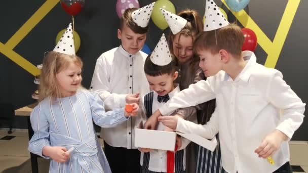 Děti slaví narozeninovou oslavu v herně — Stock video