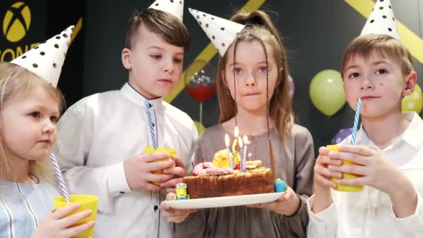 Niños celebrando fiesta de cumpleaños en una sala de juegos — Vídeo de stock