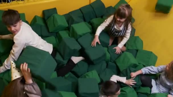 Kinder haben Spaß im Spielzimmer mit Würfeln — Stockvideo