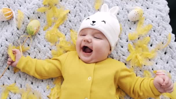 Cute little baby w żółtym stroju leżącego na kratę — Wideo stockowe