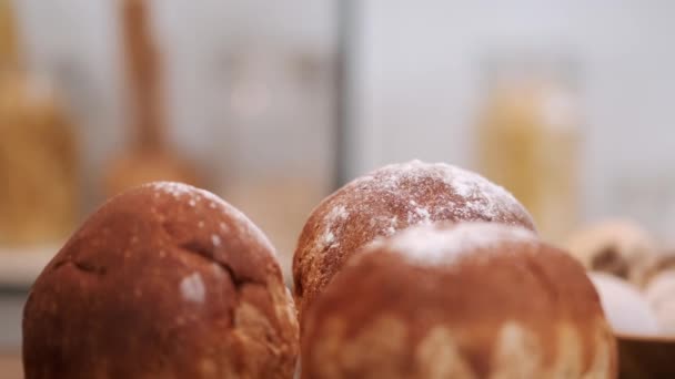 Bolos de Páscoa sem decorações na mesa festiva — Vídeo de Stock