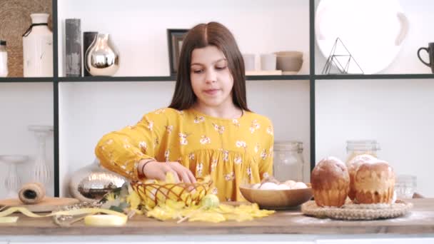 Adolescente en vestido amarillo preparando cesta de Pascua — Vídeo de stock