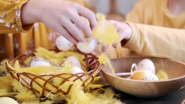 Niños preparándose para la Pascua en la cocina — Vídeo de stock