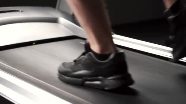 Zadní pohled na nohy běžící na běžícím pásu — Stock video