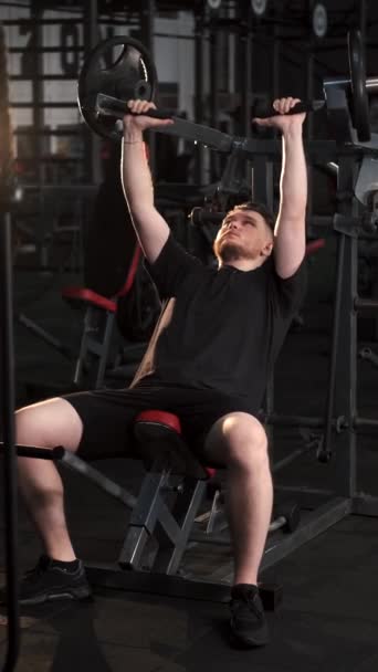 Joven atleta hombre entrenamiento en un gimnasio — Vídeos de Stock