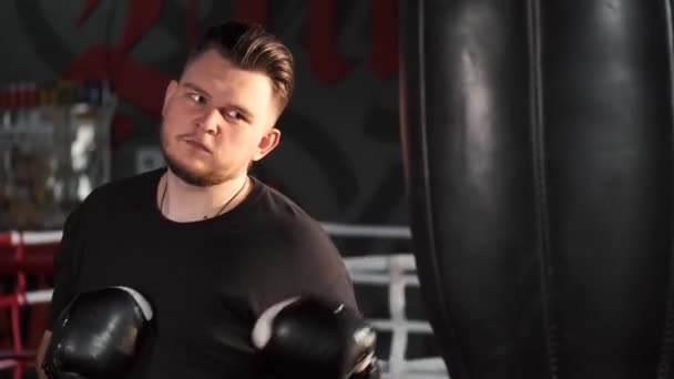 Ung man boxning och boxningssäck i gymmet — Stockvideo