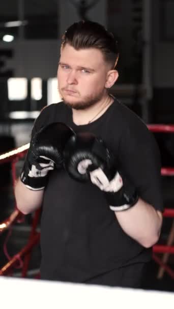 Man boxare öva slag till kameran i gymmet — Stockvideo