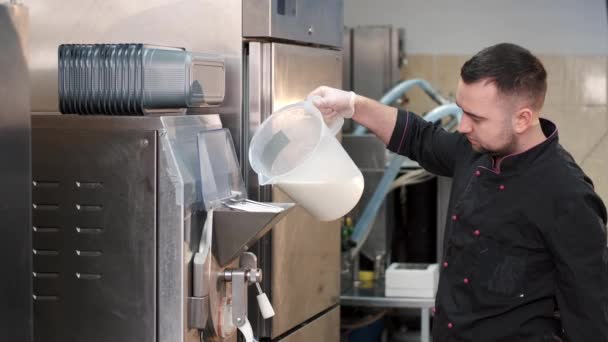 Chef vertiendo leche en la máquina en la cocina del restaurante — Vídeos de Stock