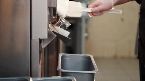 Чоловічий кондитер робить морозиво на виробництві — стокове відео