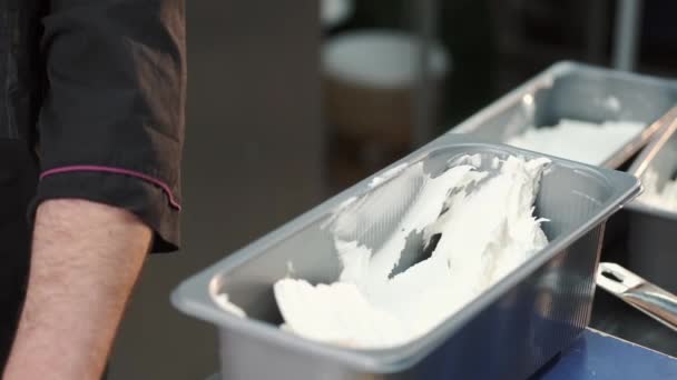 Człowiek robi lody żelowe w profesjonalnej kuchni — Wideo stockowe