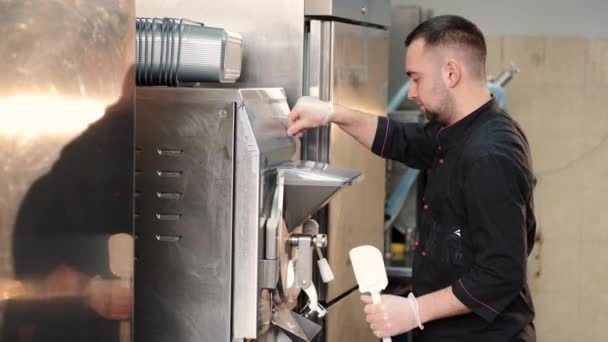 Pastelero masculino haciendo helado en la fabricación — Vídeos de Stock