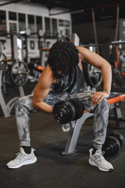 Yakışıklı bir zenci spor salonunda nişanlanıyor.