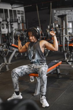 Yakışıklı bir zenci spor salonunda nişanlanıyor.