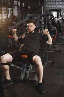 Yakışıklı bir adam spor salonunda nişanlandı.