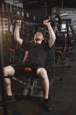 Yakışıklı bir adam spor salonunda nişanlandı.