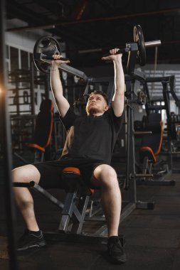 Yakışıklı bir adam spor salonunda nişanlandı.