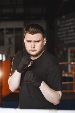 Spor salonunda siyah tişörtlü bir boksör.