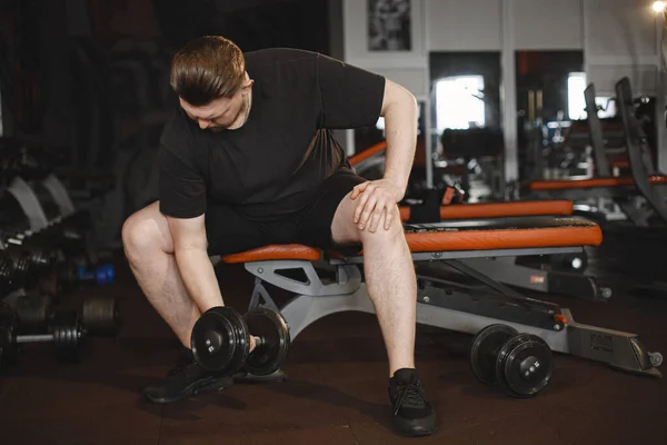 Un hombre guapo se dedica a un gimnasio —  Fotos de Stock