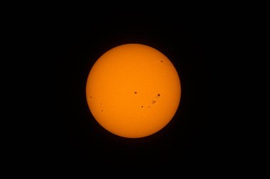 Güneş lekeli bir teleskopla filtreli güneşimizin görüntüsü.