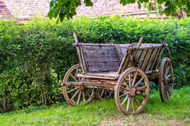 Çayırdaki eski bir at arabasının görüntüsü