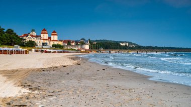 Binz Sahili 'nin rıhtım ve spa evi manzarası.