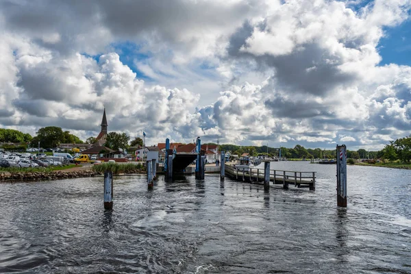 Schaprode limanının manzarası, Baltık Denizi 'ndeki Hiddensee feribot hattı.