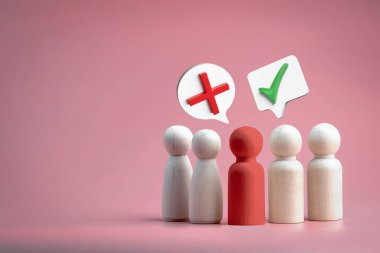 Üzerinde işaret ve haç olan bir grup tahta bebek. Doğru ve yanlış kavramı. denetim listeleri, onay listeleri ve akademik test.