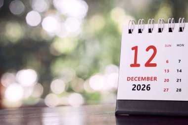 Takvim sayfası, Aralık 2026. Masada, fotokopi alanı ile. Aylık planlama konsepti, önemli programlar, toplantılar ve randevular.
