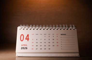 Nisan 2026 'nın takvim sayfası, fotokopi alanı ile birlikte masada. Aylık planlama konsepti, önemli programlar, toplantılar ve randevular.