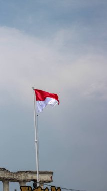 Endonezya Cumhuriyeti 'nin ulusal bayrağı, kırmızı ve beyaz (merah putih), Surabaya şehrinin en yüksek kutbunda dalgalanır..