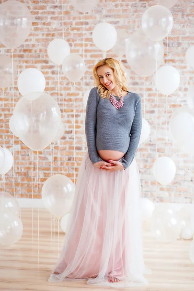 Hermosa mujer embarazada con globos blancos — Foto de Stock