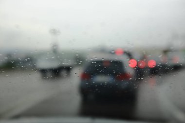 Araba camına yağmur damlaları, yağmurlu hava arkaplanı   