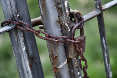 Paslı metal zincirle kapıda asma kilit