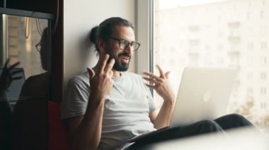 Bilgisayarındaki video konferansına katılan yakışıklı genç.