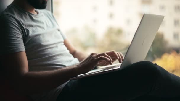 Foto tangan jarak dekat dari tangan mans saat dia sedang mengerjakan laptopnya. — Stok Video