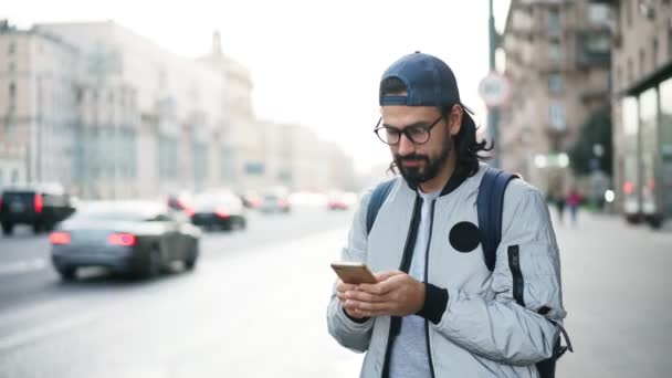 Jeune homme beau debout dans la rue et attendant un taxi — Video