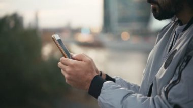 Akıllı telefondan mesaj yazan insanların elleri