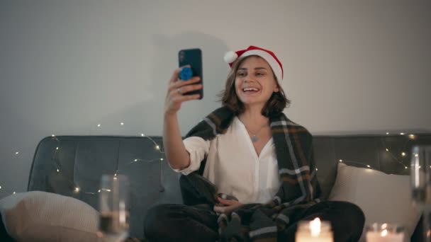 スマートフォンで友達とビデオ通話をしている若い陽気な女性 — ストック動画