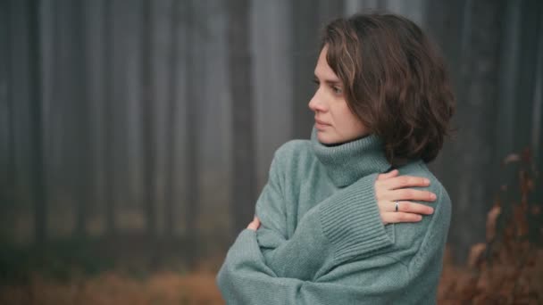 Potret seorang wanita muda ceria dengan sweater hangat yang nyaman — Stok Video