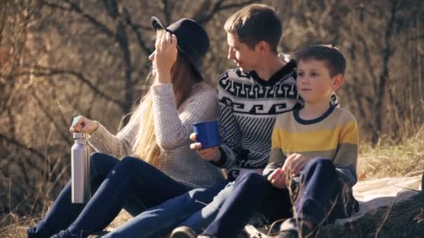 Szczęśliwa młoda rodzina bawiąca się dobrze na świeżym powietrzu w słoneczny wiosenny dzień — Wideo stockowe
