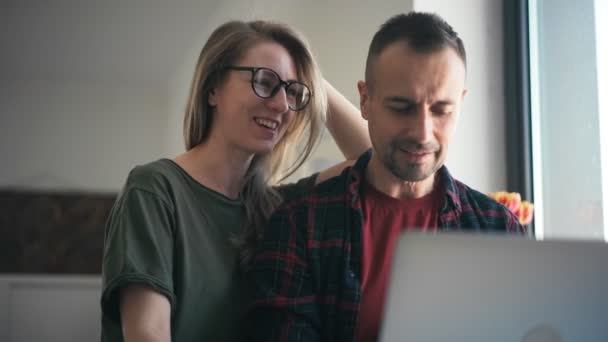 Pasangan muda bahagia menggunakan laptop melakukan belanja online bersama. — Stok Video