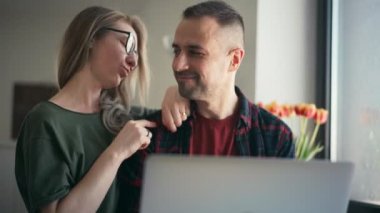 İnternetten alışveriş yapan genç ve mutlu bir çift..