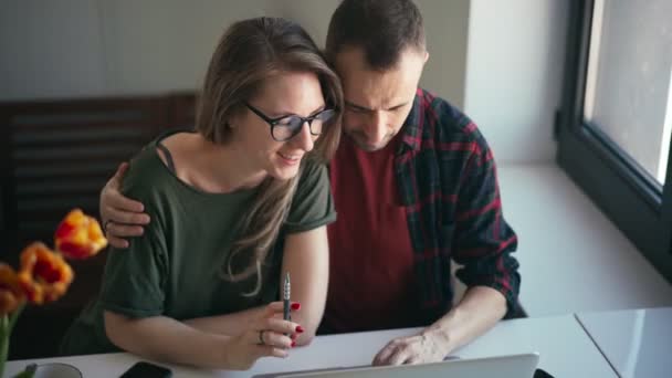 Pasangan muda bahagia menggunakan laptop melakukan belanja online bersama. — Stok Video