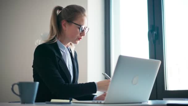 Uma mulher zangada chefe repreende subordinados via videoconferência — Vídeo de Stock