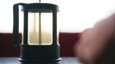 Fransız basınçlı çaydanlığında demlenen çay..