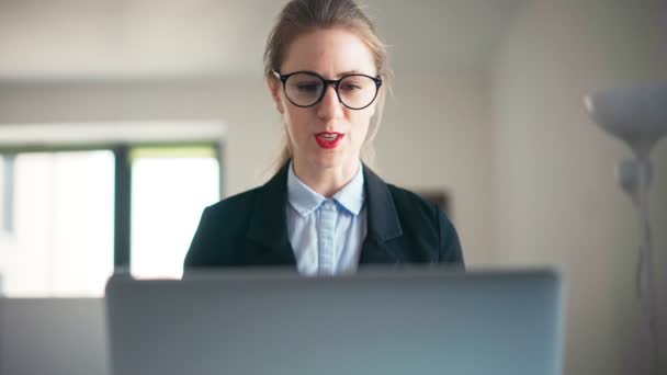 Een jonge vrouw school leraar werken vanuit huis met behulp van haar laptop. — Stockvideo