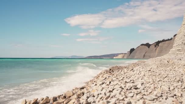 Plan tranquille et minimaliste d'une plage de galets et d'une côte rocheuse — Video